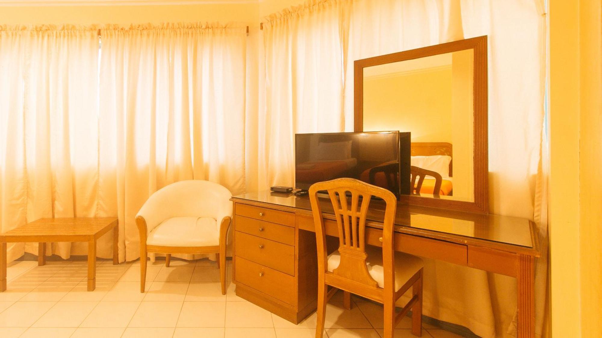 Royal Am Rei Hotel By Reddoorz Bacolod Ngoại thất bức ảnh