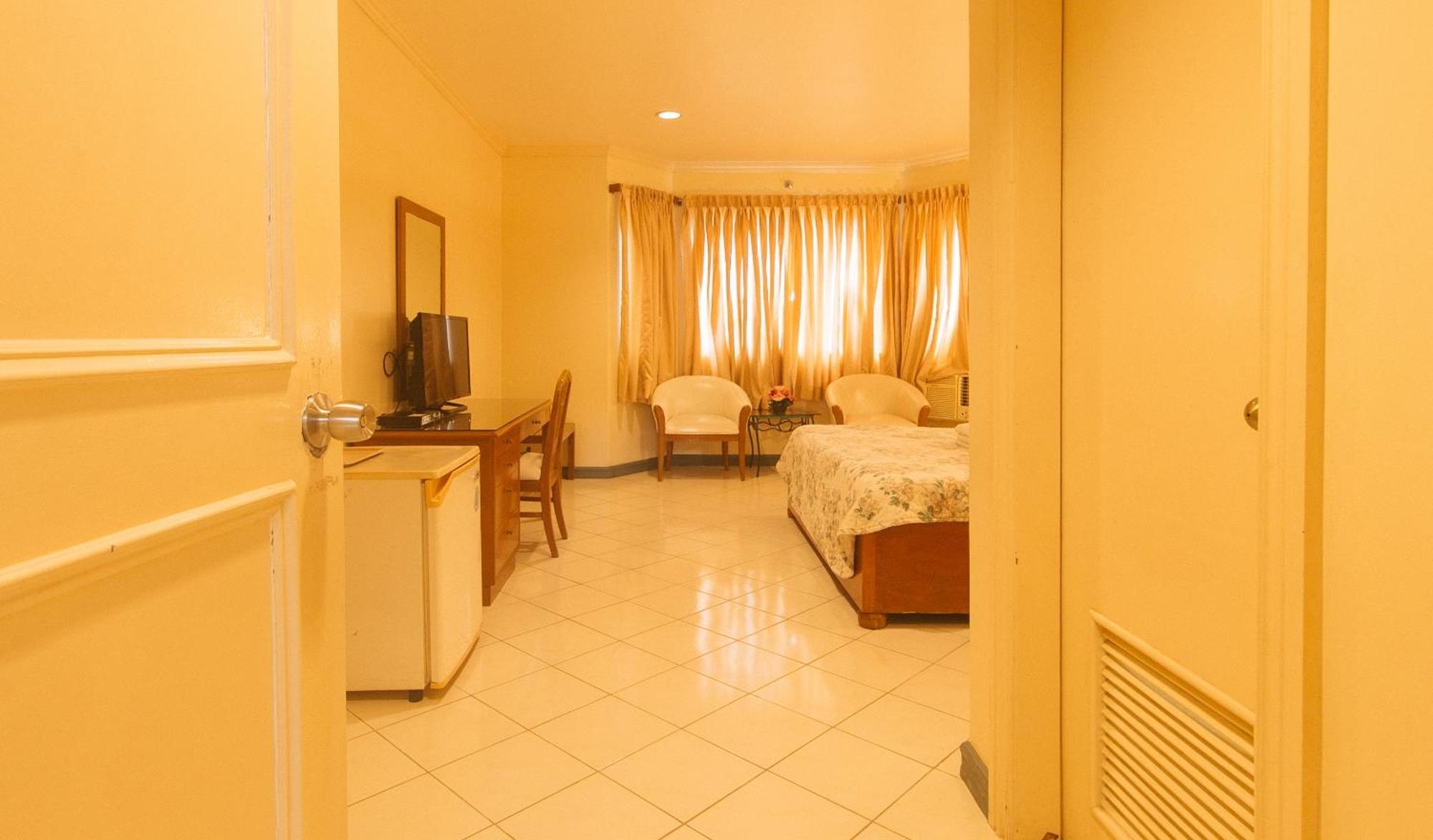 Royal Am Rei Hotel By Reddoorz Bacolod Ngoại thất bức ảnh